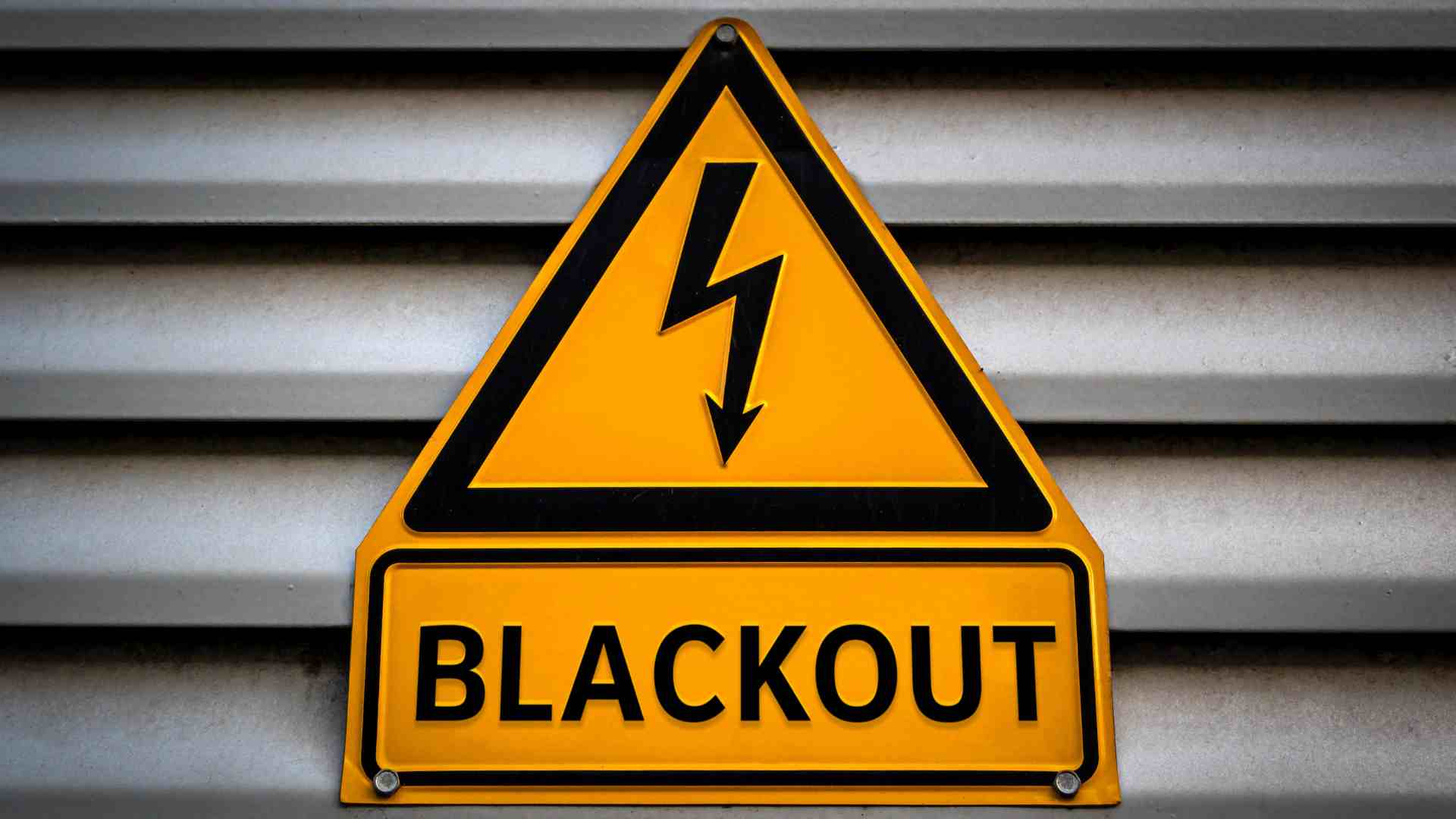 Cartello di pericolo elettrico con la scritta blackout - articolo sul blackout in Spagna 2025